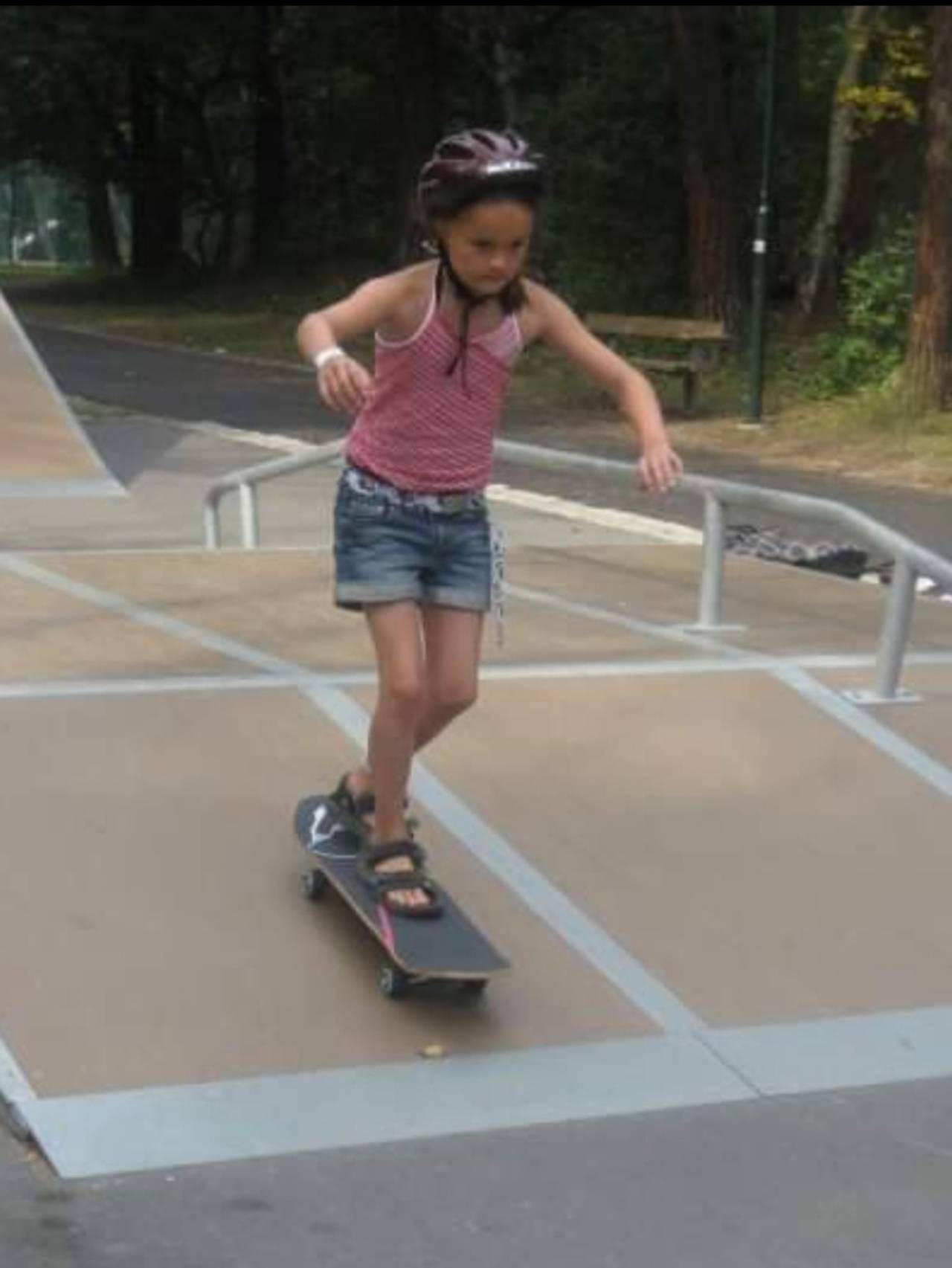 Andrine står på skateboard. 