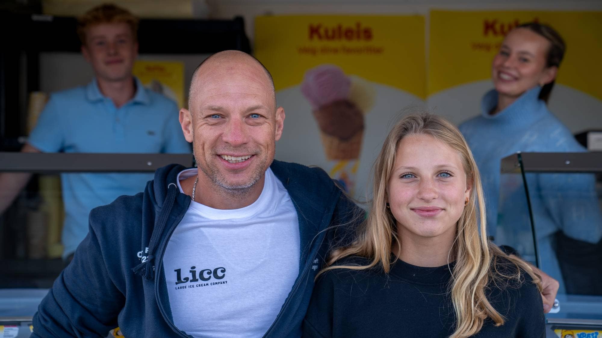 Far og dotter Christian og Sophia Træland foran en av LICCs nå 8 iskioskar.