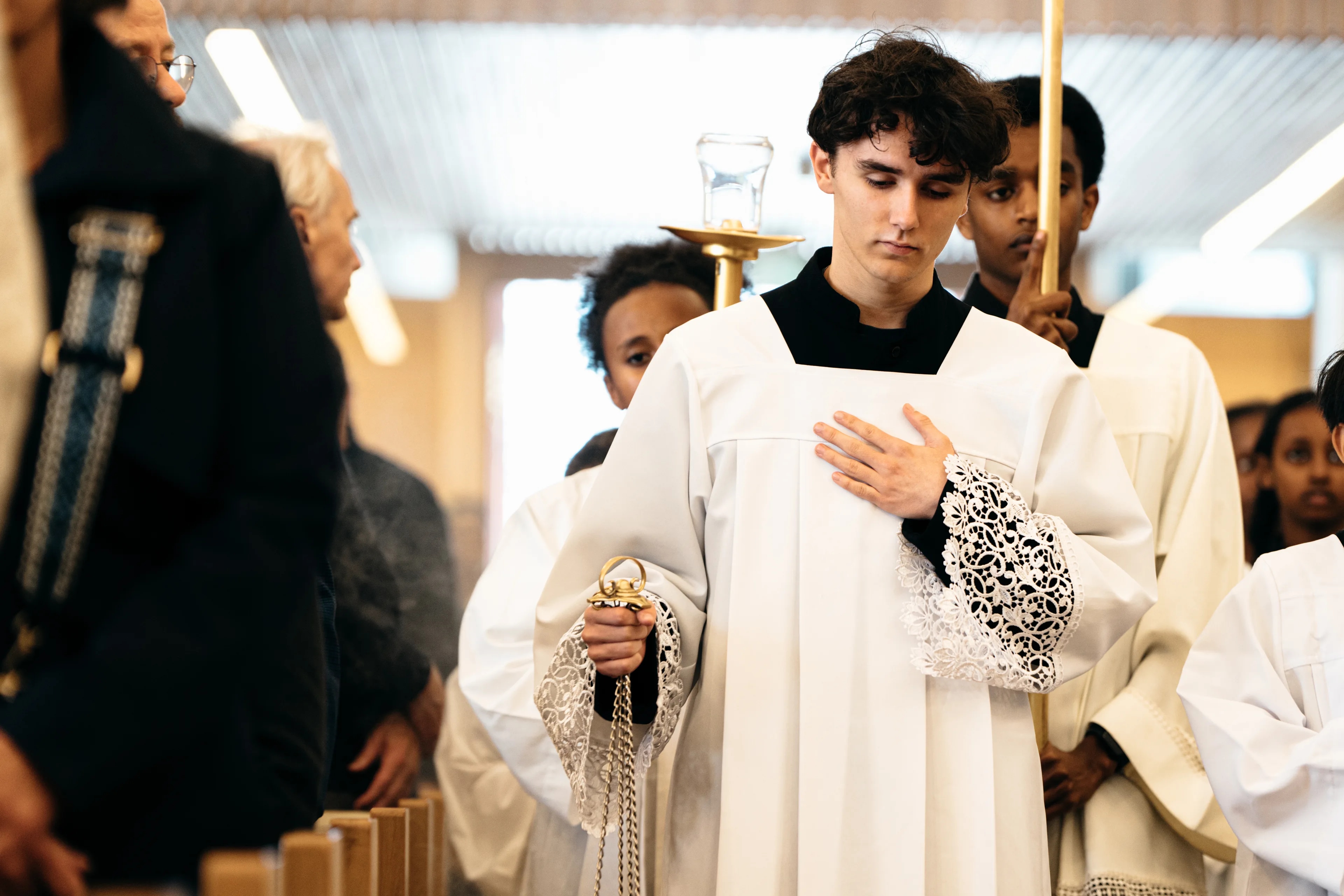 18 år gamle Daniel Glesnes har nylig begynt å tro på Gud. Her er han i St. Svtihun katolske menighet i Stavanger.