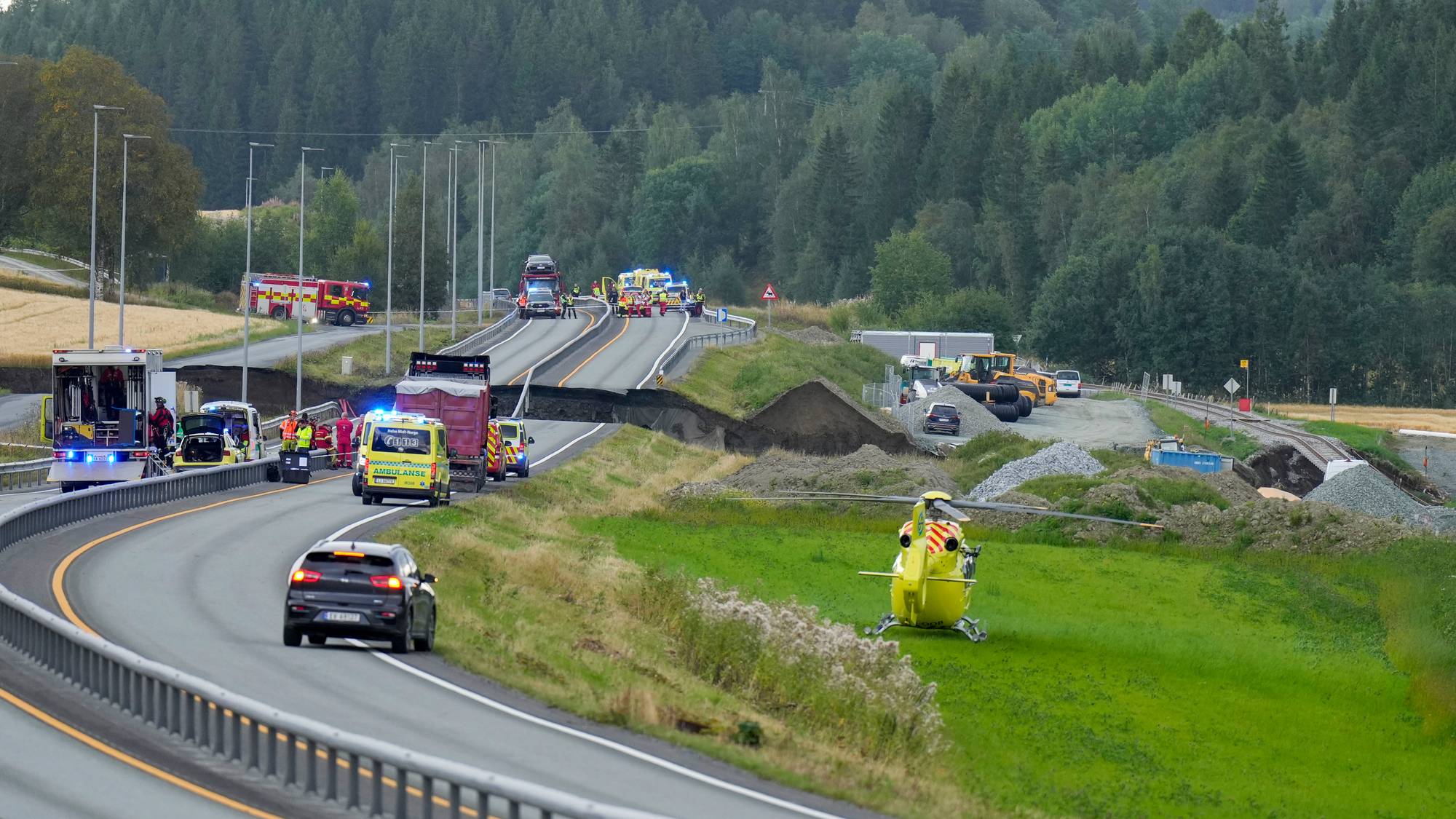 en bilulykke med en bil på veien
