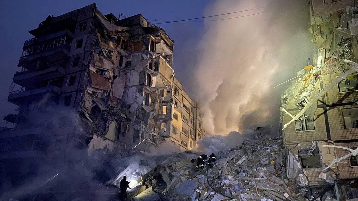 Leter fortsatt i ruiner etter angrep mot boligblokk – minst 20 drept