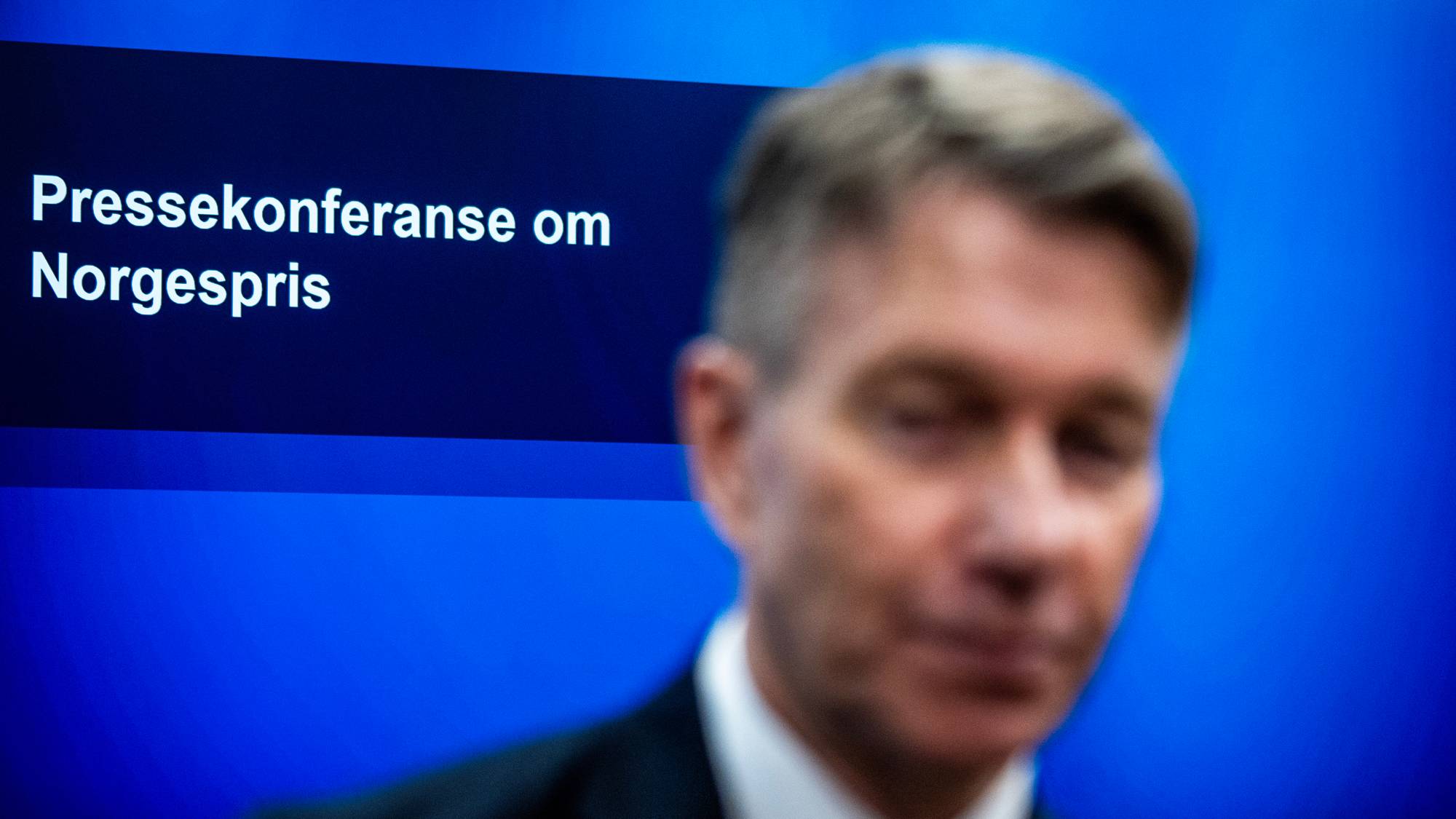 en mann med hånden opp
