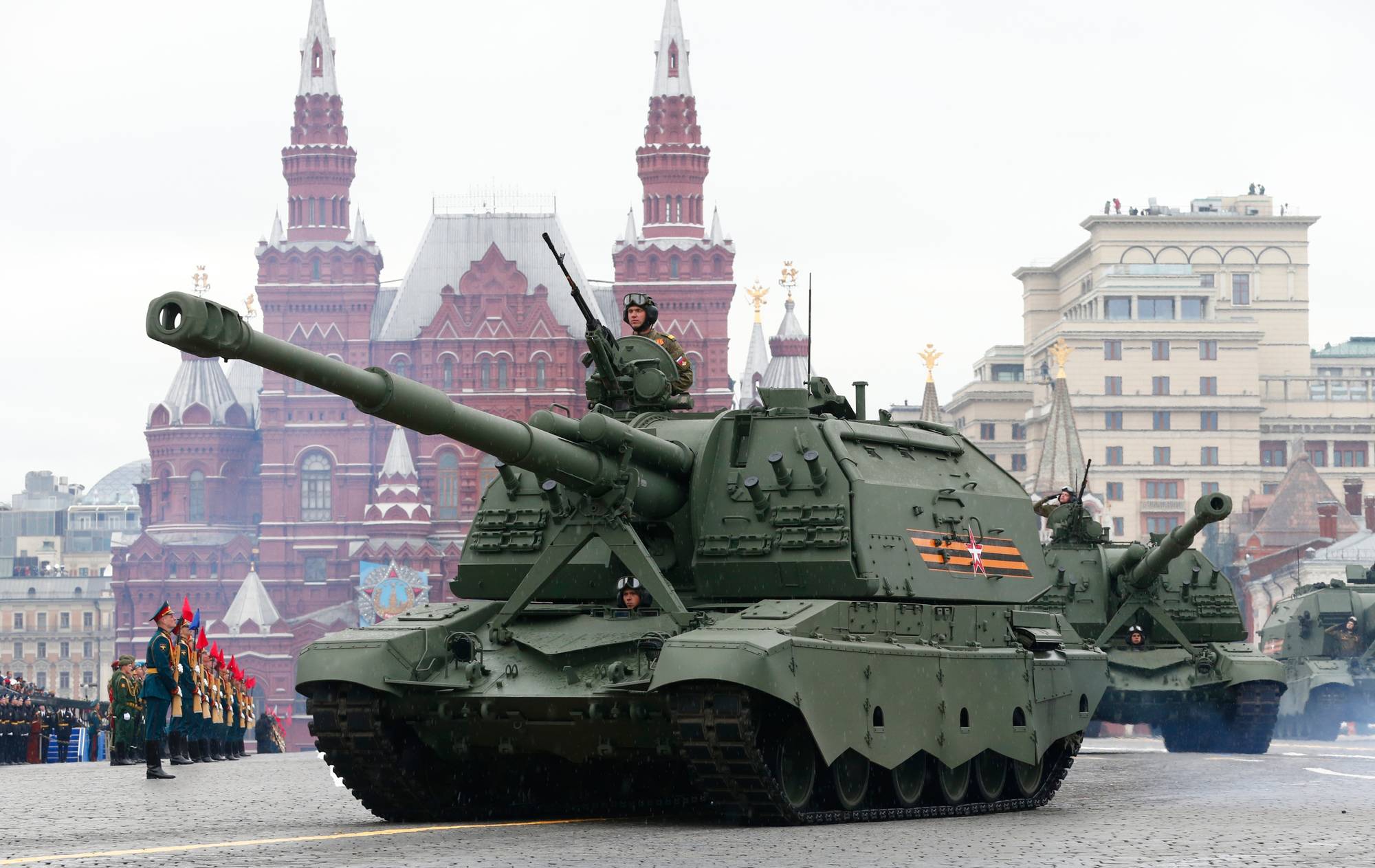 Demonstrasjon av russisk militærmakt på fjorårets Seiersdag, 9. mai.