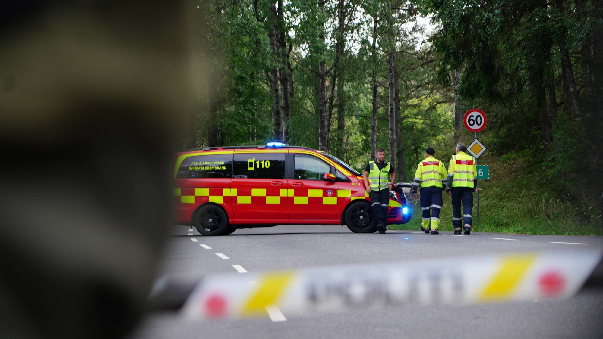 Politi og brannvesen ved en sperret vei.