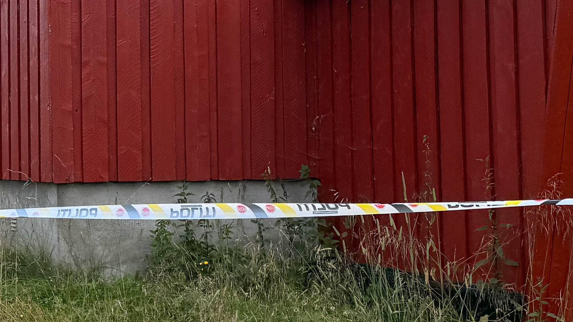 Politisperre utenfor et bygg.