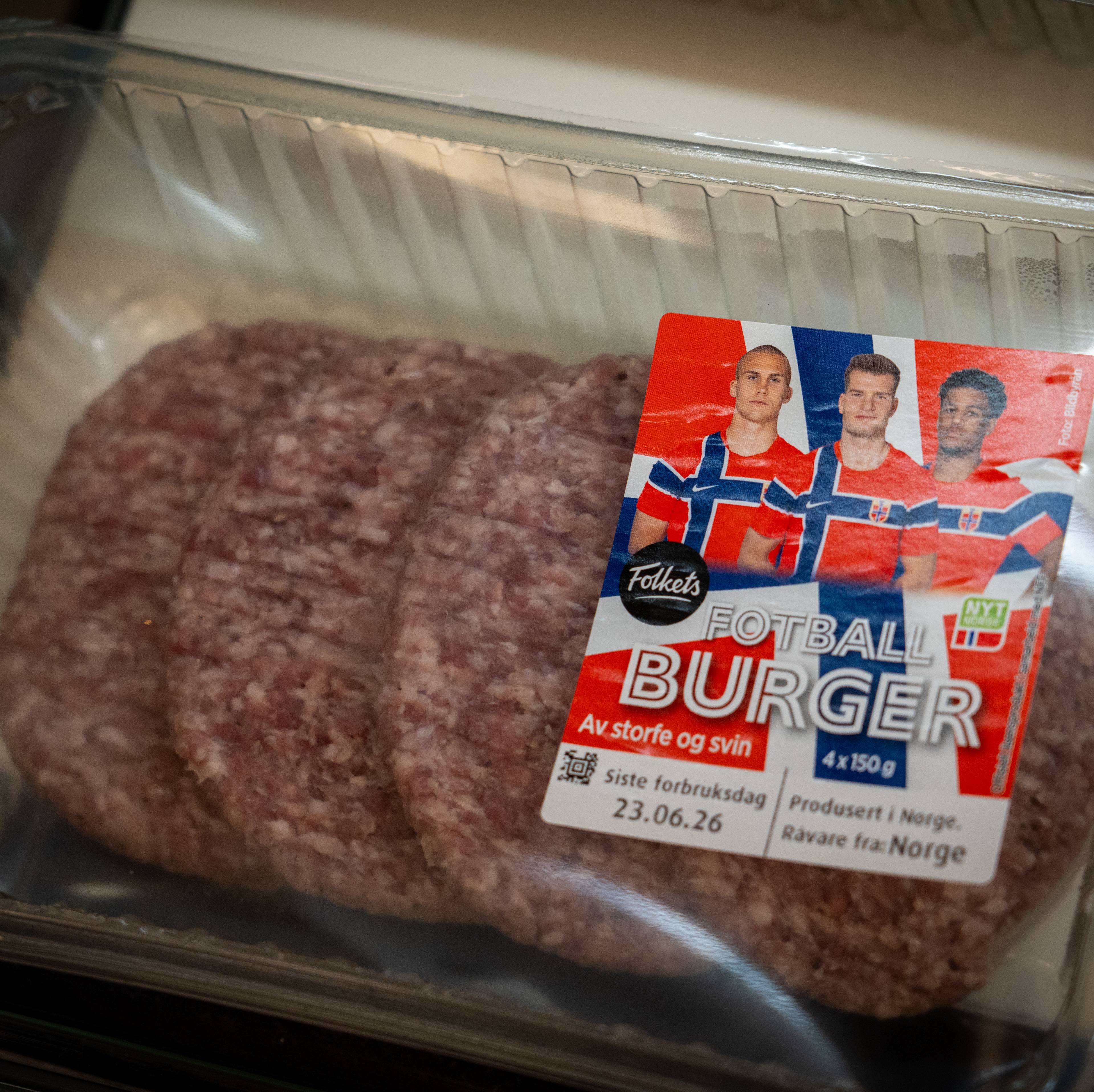En pakke med fotballburgere fra Folket's. Burgerne er laget av storfe og svin. Det er fire burgere på 150 gram i hver pakke. (Bildebeskrivelsen er laget av en KI-tjeneste)