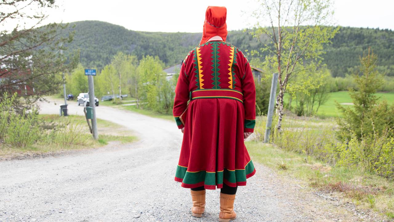 Astrid Jonskareng på veien foran en gård
