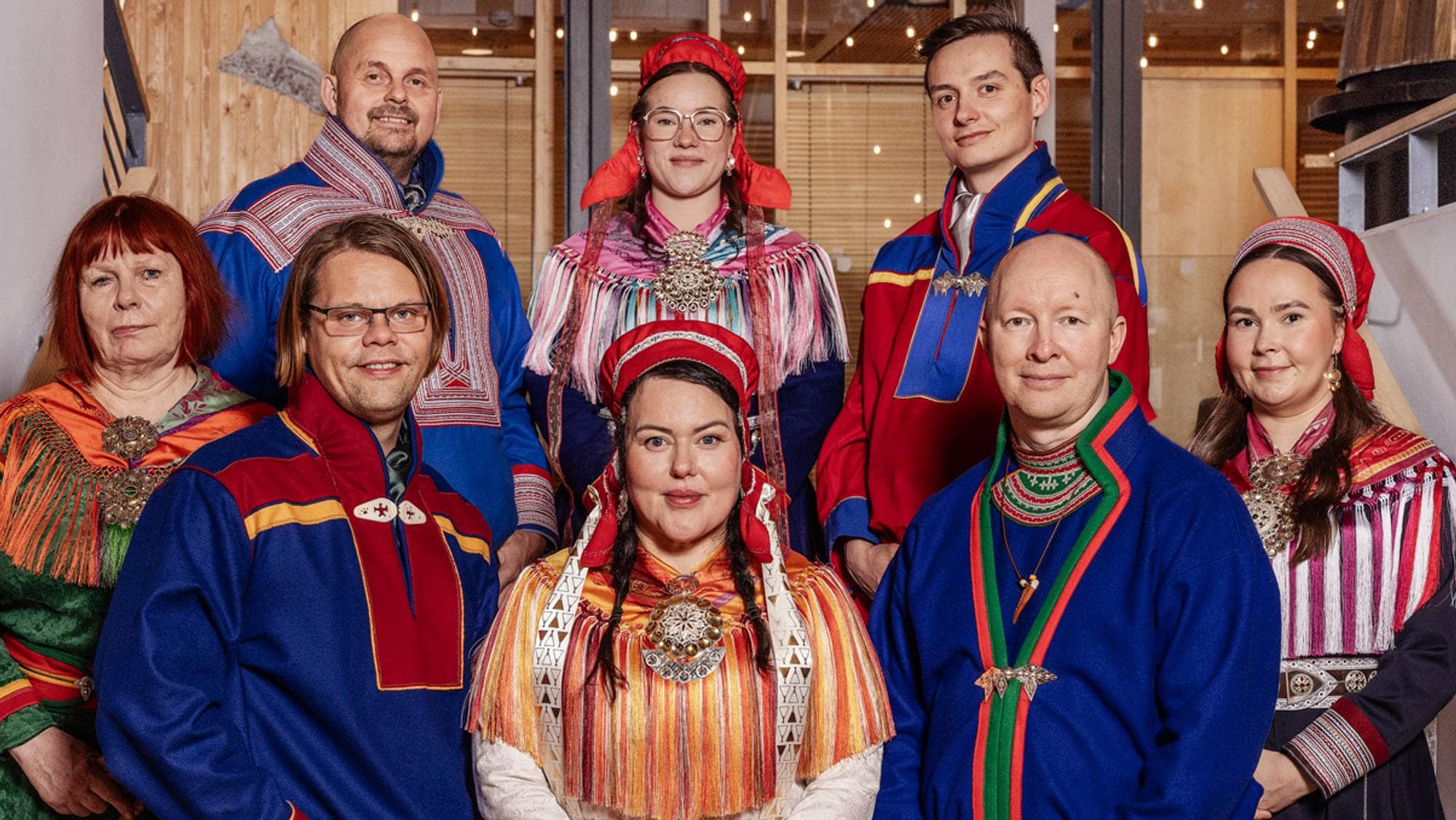 Flere personer i kofte på Sametinget