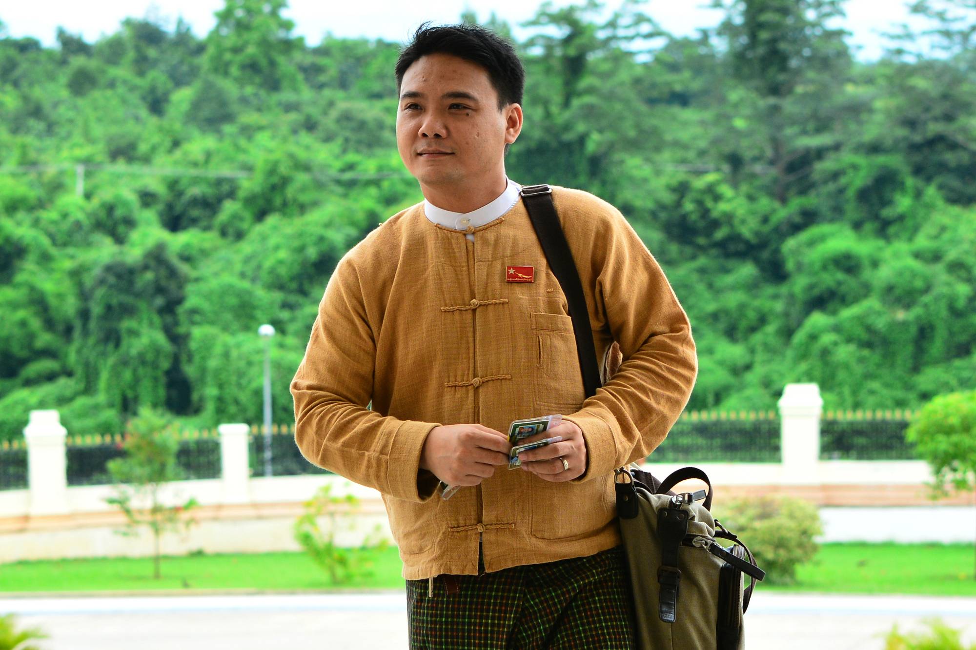 Phyo Zeya Thaw var folkevalgt i to perioder. Her ankommer han parlamentet i Myanmar.
