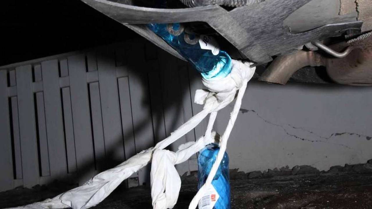 Isklar-flasker med bensin festet under Wara/Bertheussens bil i februar 2019