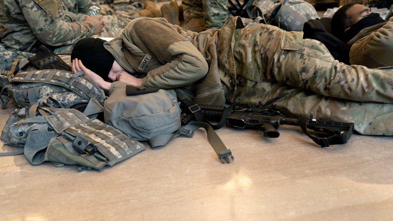 En soldat sover i Kongressen