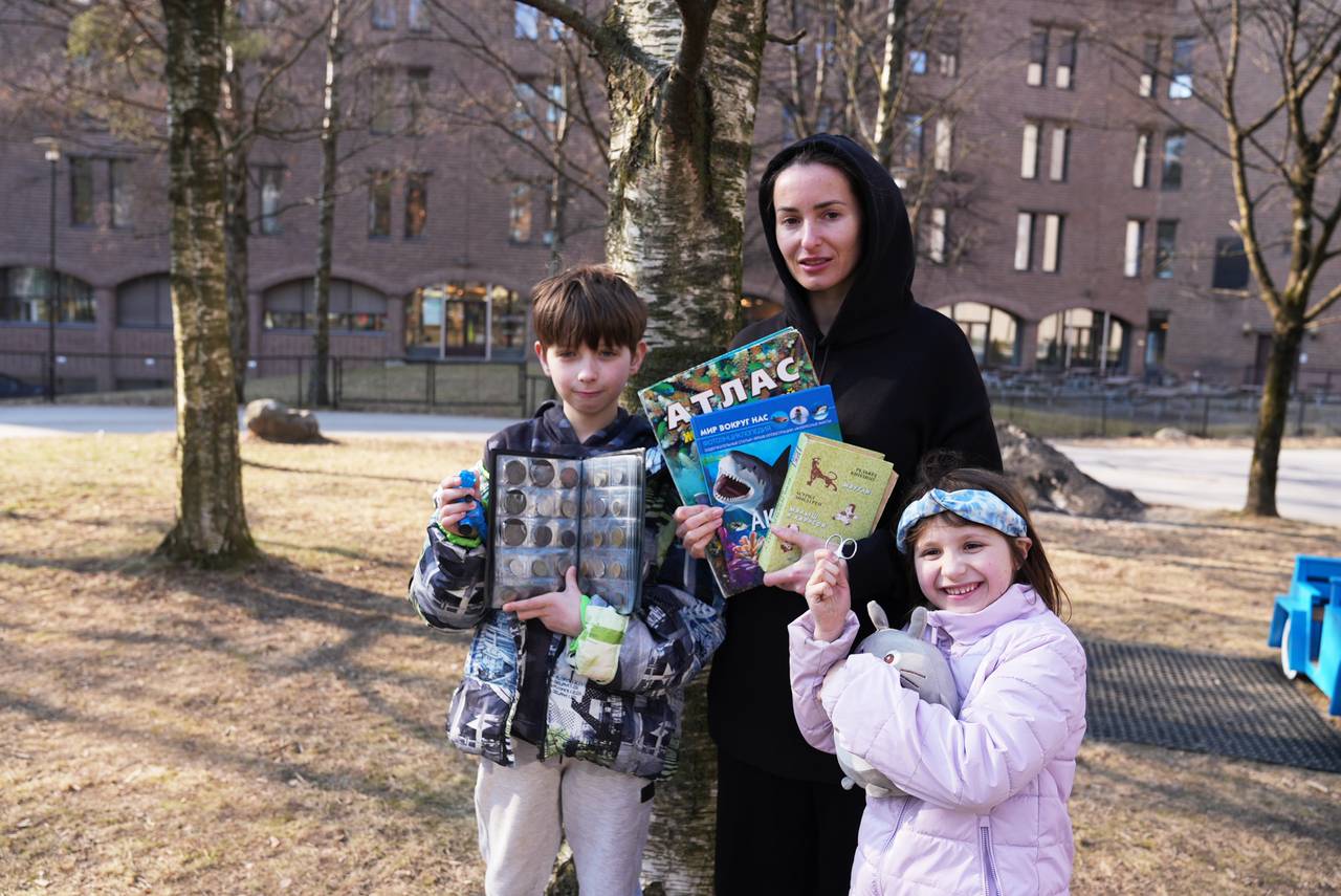 Familie viser alt de fikk med seg i flukten fra Ukraina: Myntsamling, bøker, neglsaks og bamse.