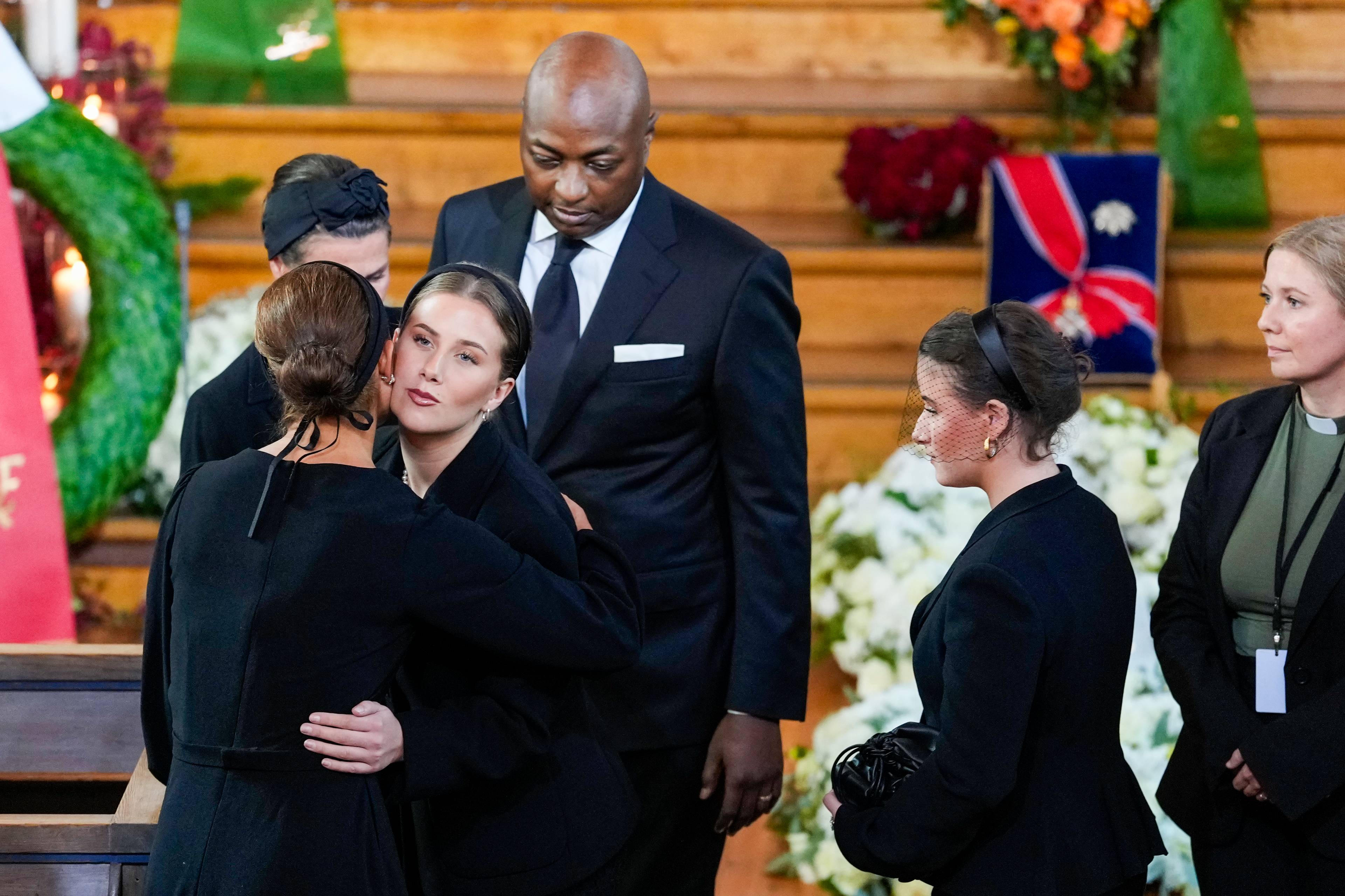 Leah Isadora Behn og Durek Verrett i prinsesse Astrid sin gravferd fra Ris kirke i Oslo.