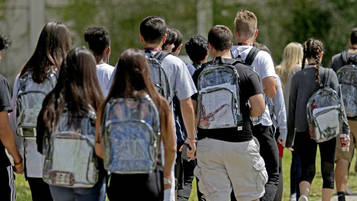 Backpack Ban to Prevent School Shooting – Same Day Mother Shot Another in Parking Lot – NRK Urix – Foreign news and documentaries