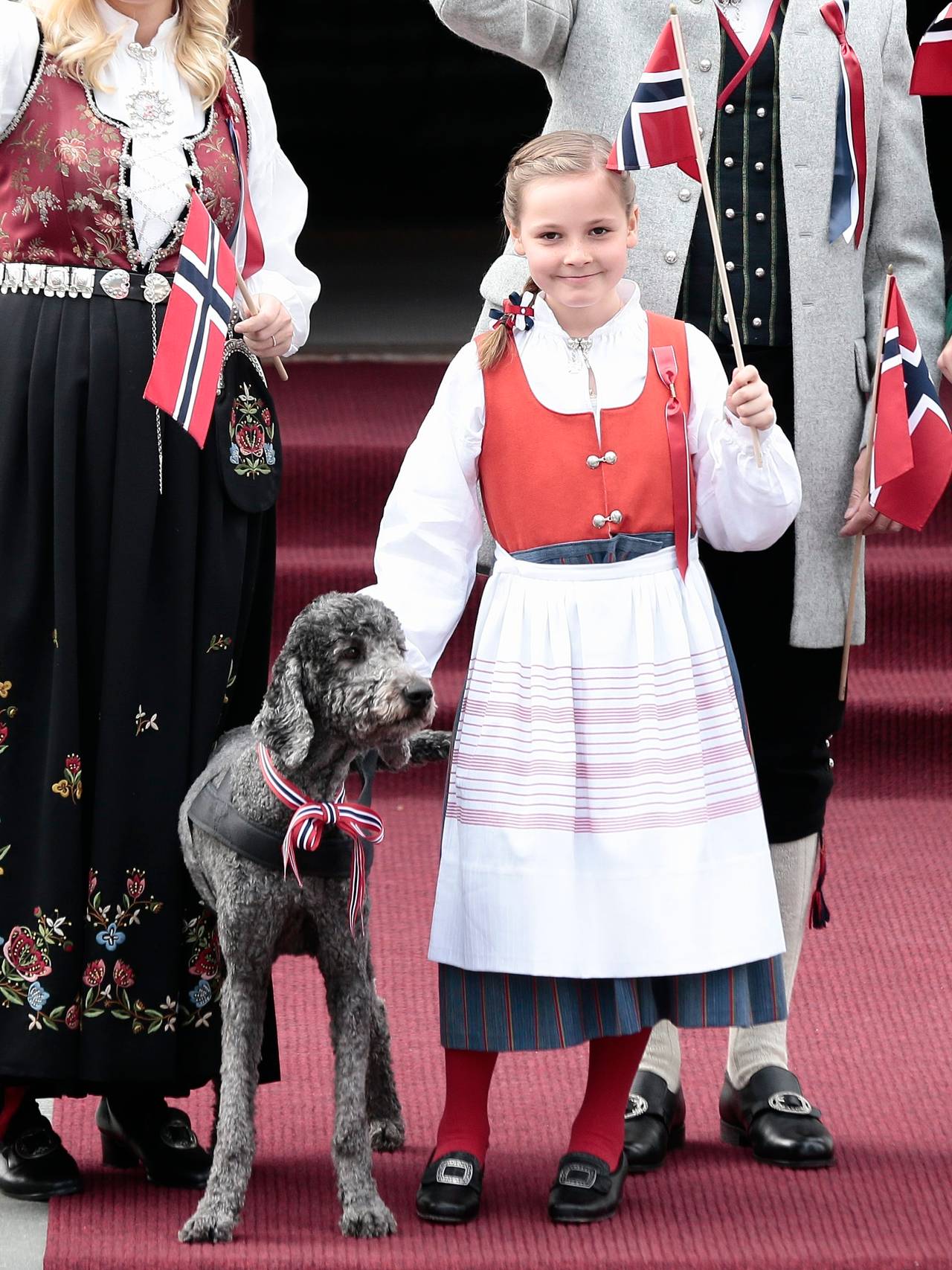 Kronprinsfamilien på Skaugum 2013. Kronprinsen i Asker-bunad