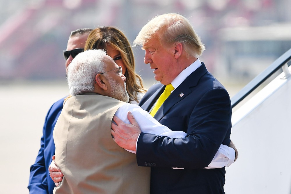 Trump landet i India og møtes med entusiasme