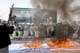 Khaled Abdullah / Reuters / NTB En gruppe demonstranter samles i en gate, med et brennende amerikansk flagg i sentrum. Noen personer bruker våpen, mens andre holder opp hendene i protest. I bakgrunnen er det en stor plakat med tekst og bilder. Røyk fra brannen fyller luften, og det er en tydelig atmosfære av uro under demonstrasjonen. (Bildebeskrivelsen er laget av en KI-tjeneste)