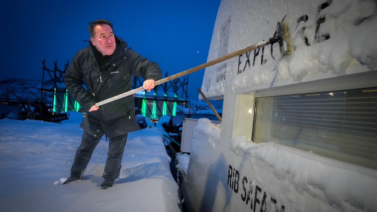 I år vil turistene ha mørke og stillhet. Johnny er i alle fall forberedt