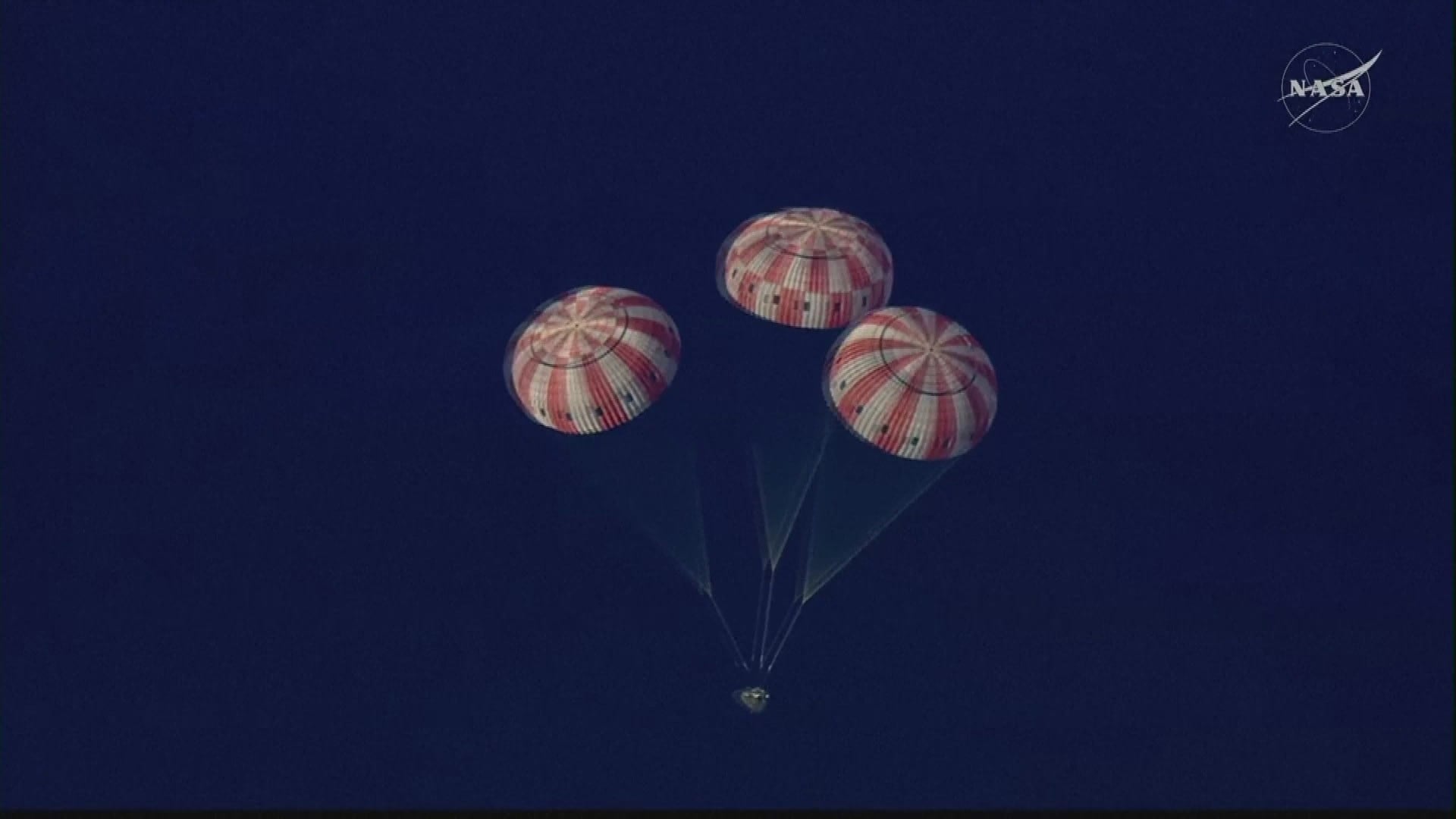 Artemis II-astronautene har landet i Stillehavet