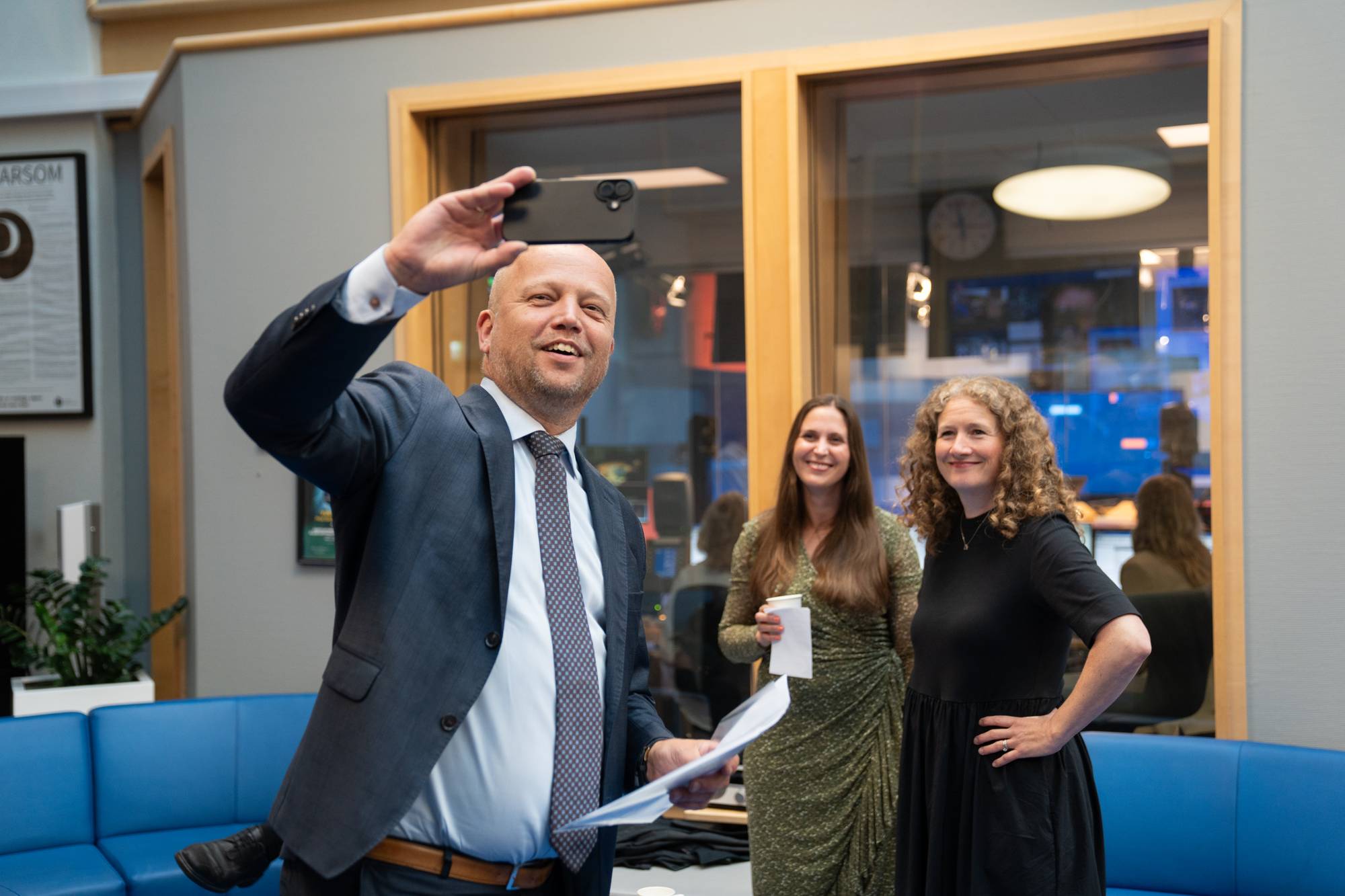 Trygve Slagsvold Veum ta en selfie med Tuva Moflag og Oda Indgaard utenfor studioet til Dagsnytt 18.