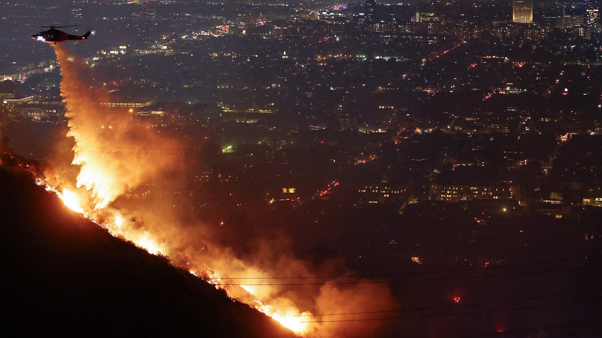 Skogbrann har brutt ut i Hollywood Hills