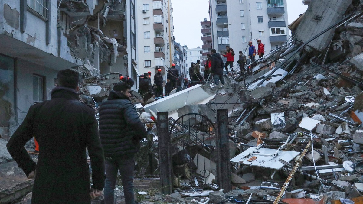 Tyrkiske fotballklubber lover katastrofehjelp etter jordskjelvet