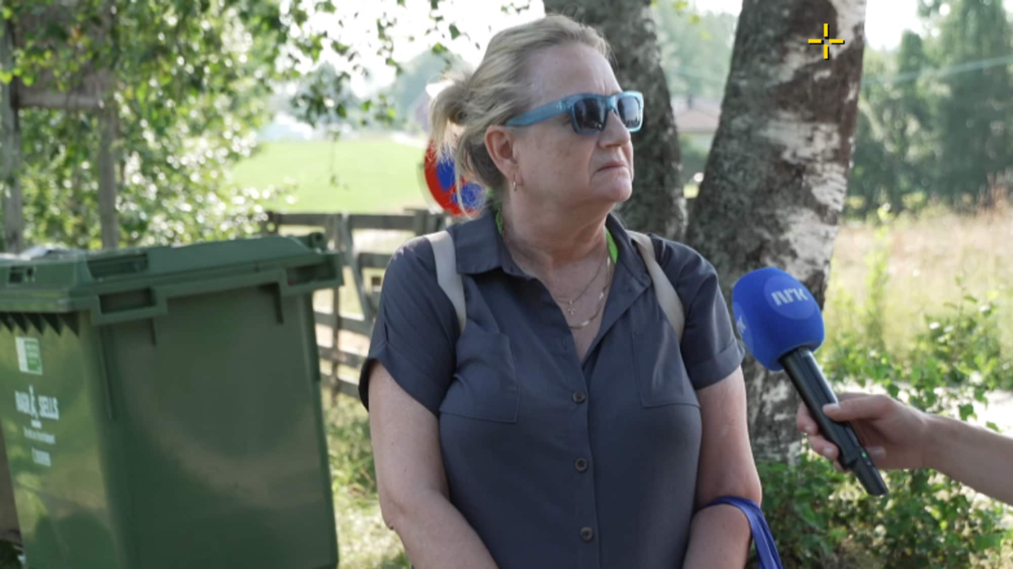 En kvinne som snakker i NRK-mikrofon. 