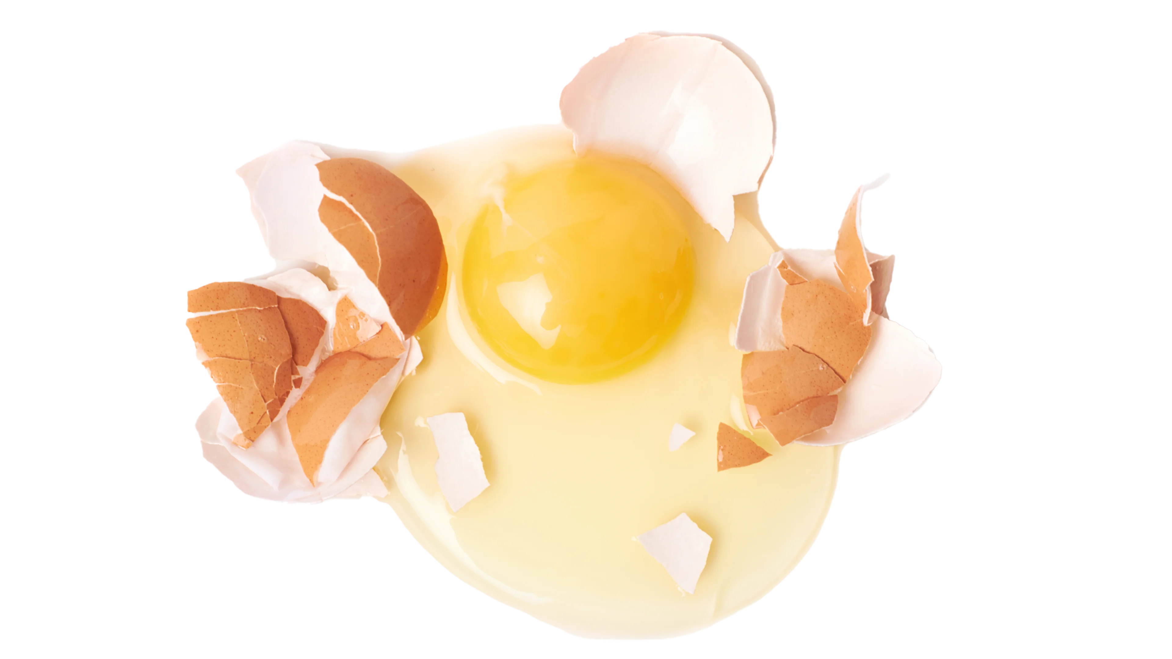 Et knust egg ligger utover bordet