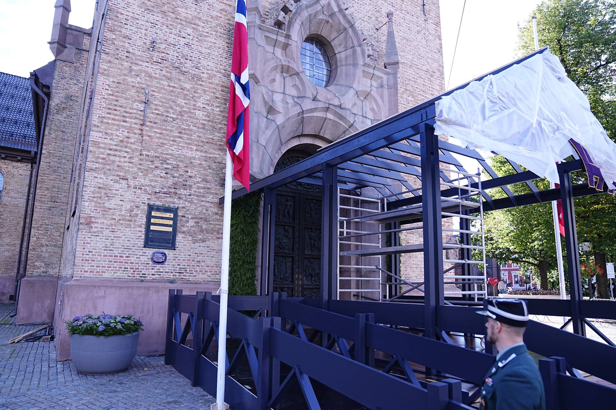 Baldakinen som bygges i forbindelse med gravferden til kong Harald V 