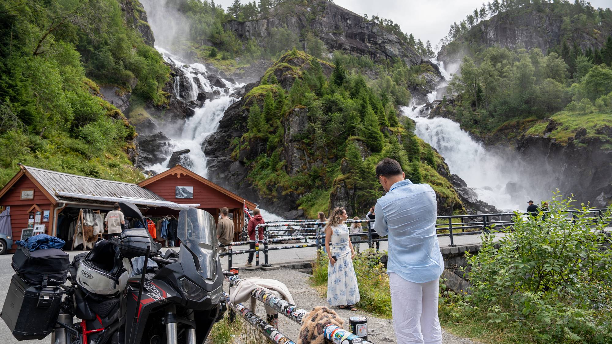 Manuell dirigering forbi turistattraksjonen Låtefoss i Ullensvang