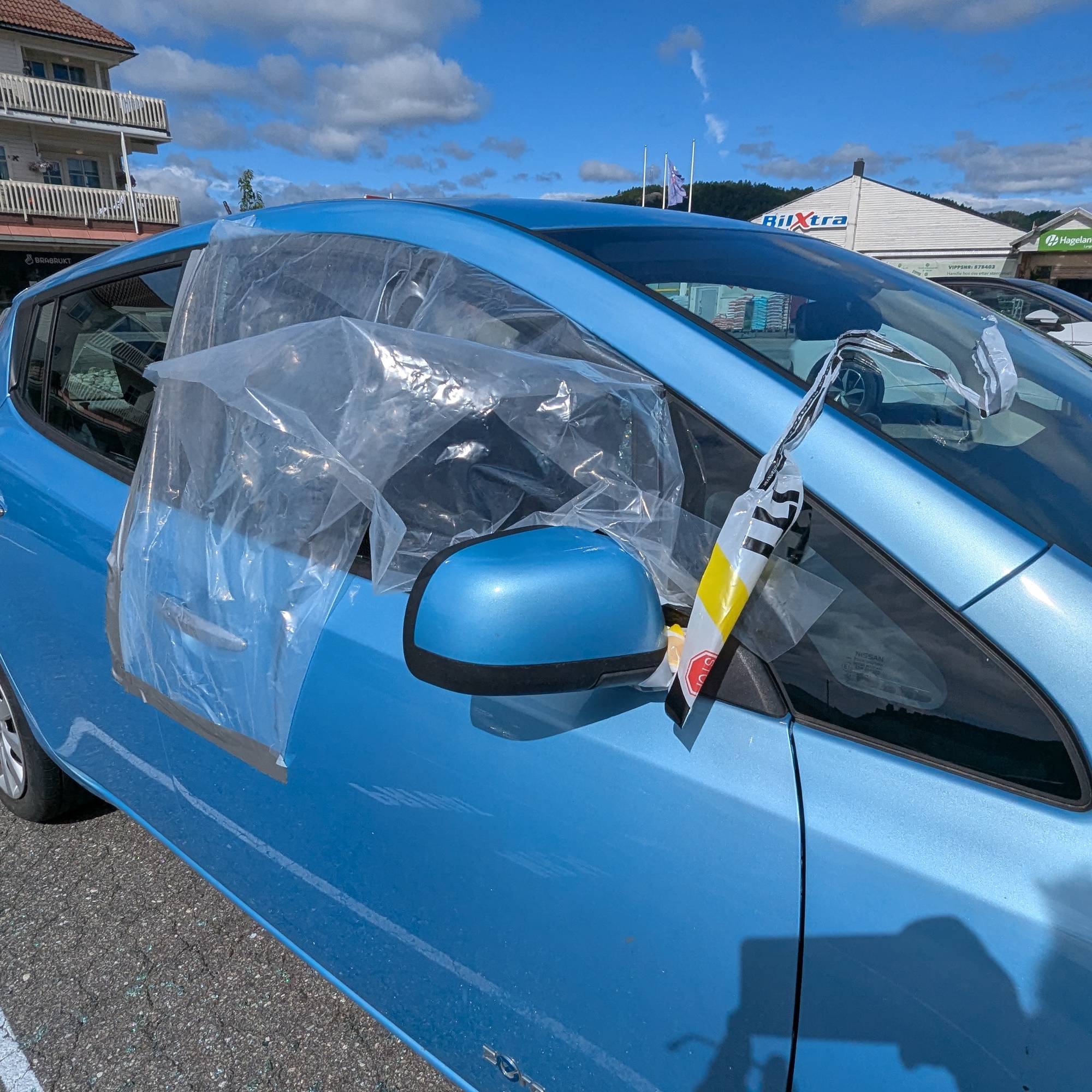 Innbrudd bil Lyngdal, blå bil, ruten tapet igjen