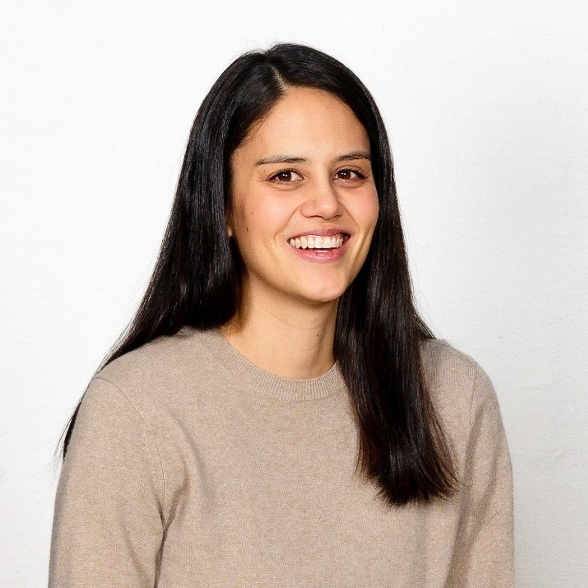 Portrettbilde av Jeanette Nilsen foran en hvit vegg