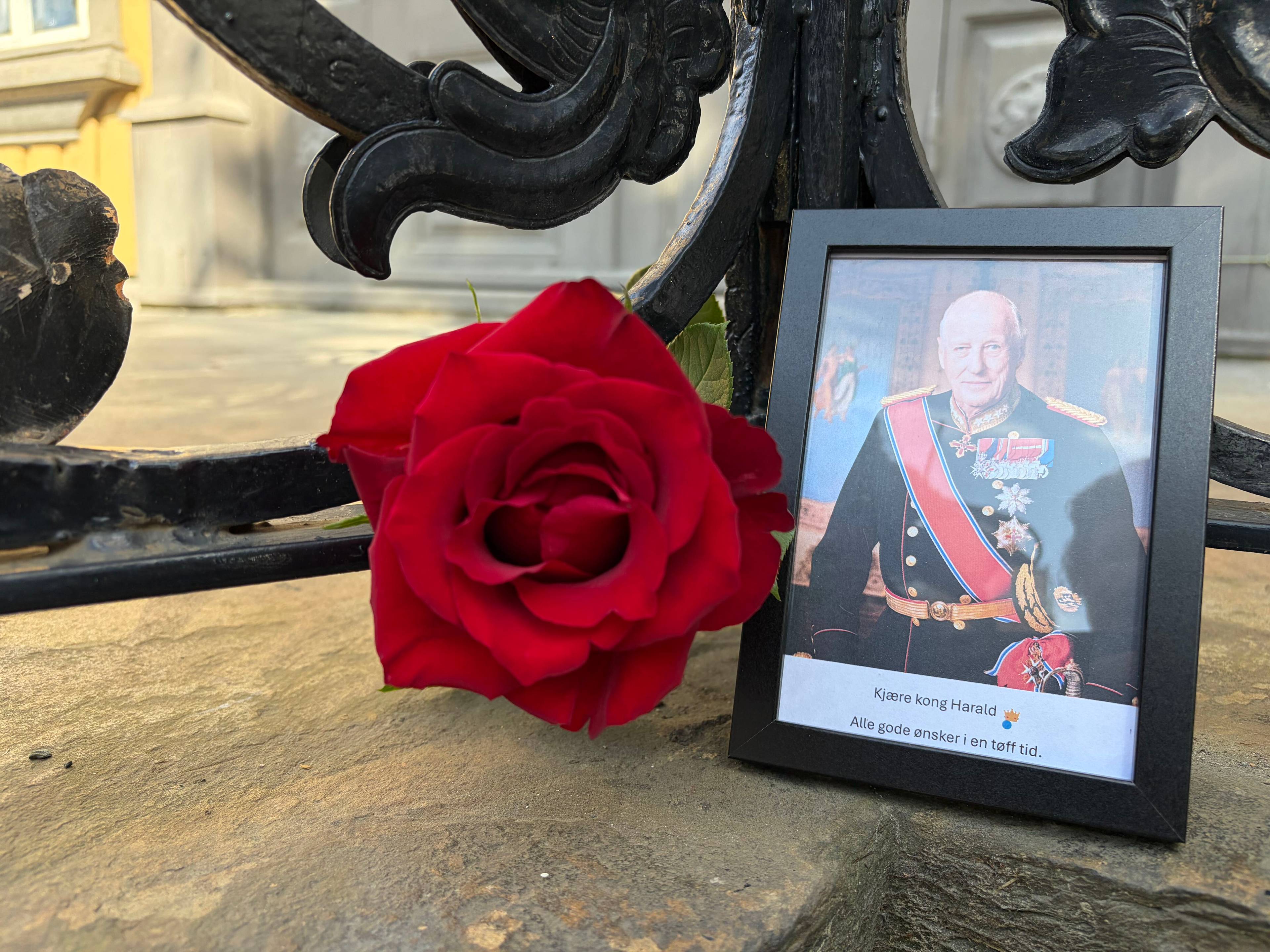 Blomster som er lagt ned ved Stiftsgården i Trondheim