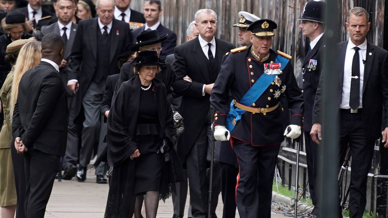 La regina Sonya e il re Harald arrivano al funerale della regina Elisabetta.