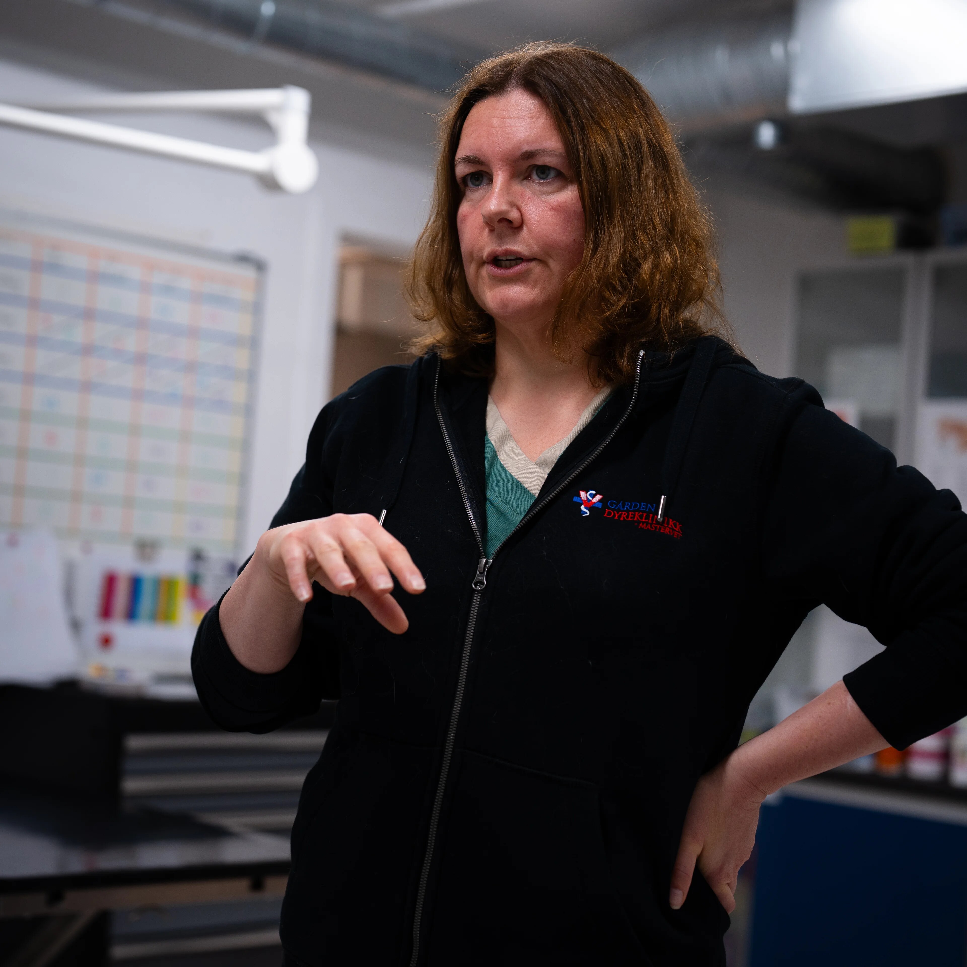 Dame i sort genser på et veterinærkontor