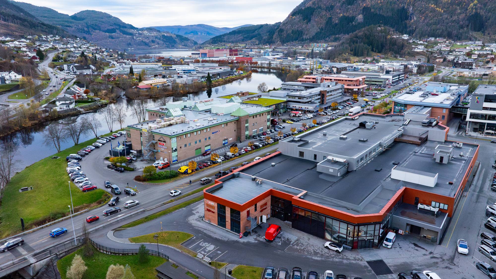 Dei rike køyrer elbil, medan dei fattigaste ofte ikkje har bil i det heile. Den verkelege drivstoff-smellen er det den norske middelklassen og ei sårbar gruppe åleineforeldre og einslege i distrikta som må ta.