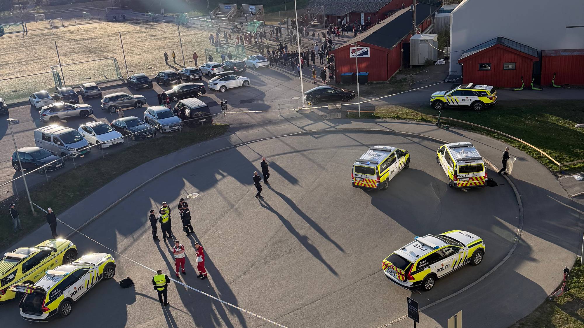 En gruppe politi som går på fortauet (Bildebeskrivelsen er laget av en KI-tjeneste)
