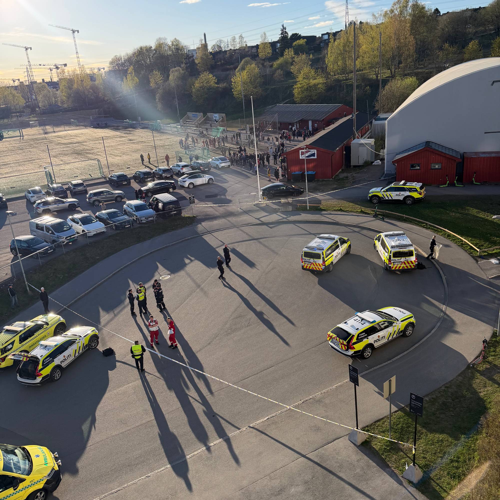 En gruppe politi som går på fortauet (Bildebeskrivelsen er laget av en KI-tjeneste)