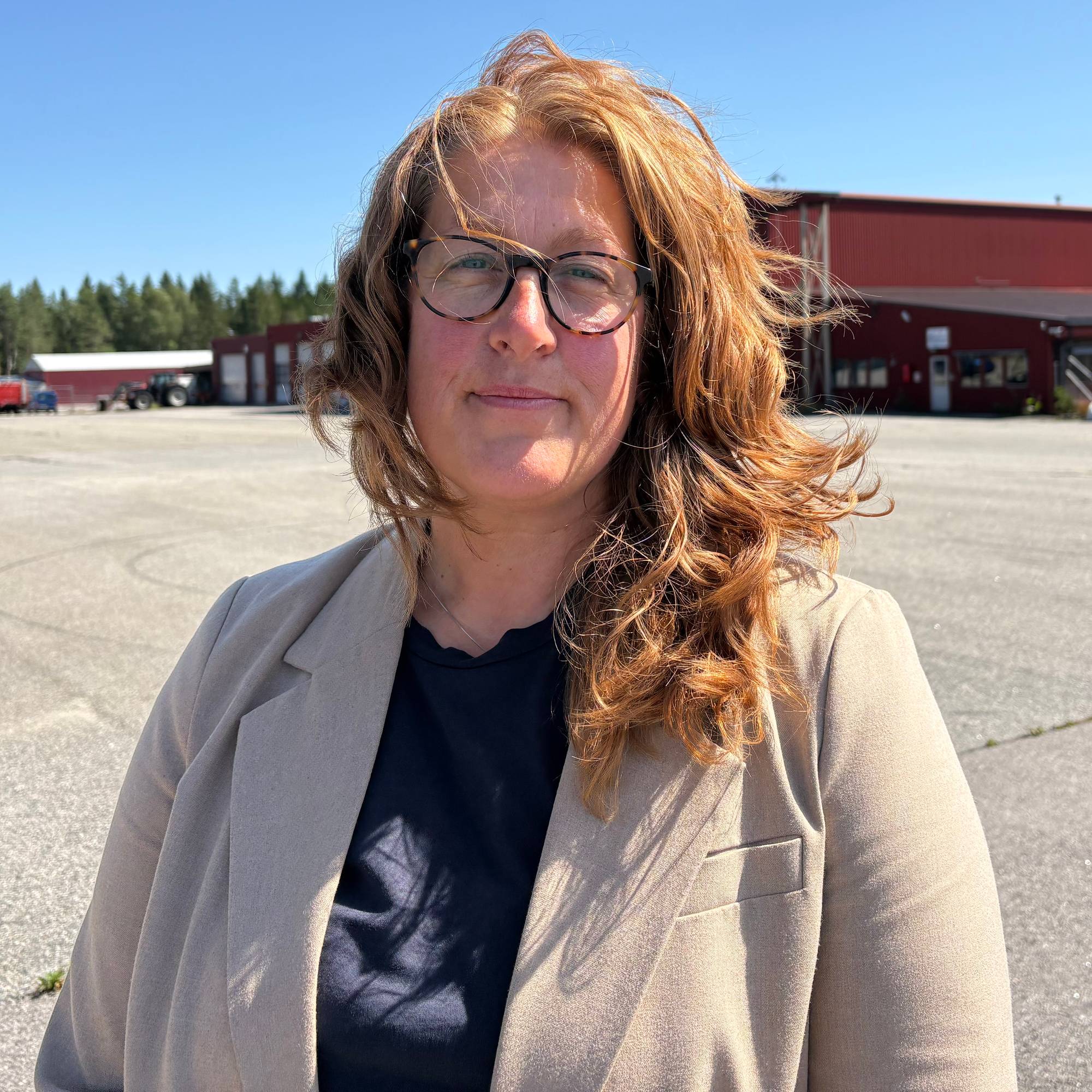 En kvinne med langt hår (Bildebeskrivelsen er laget av en KI-tjeneste)