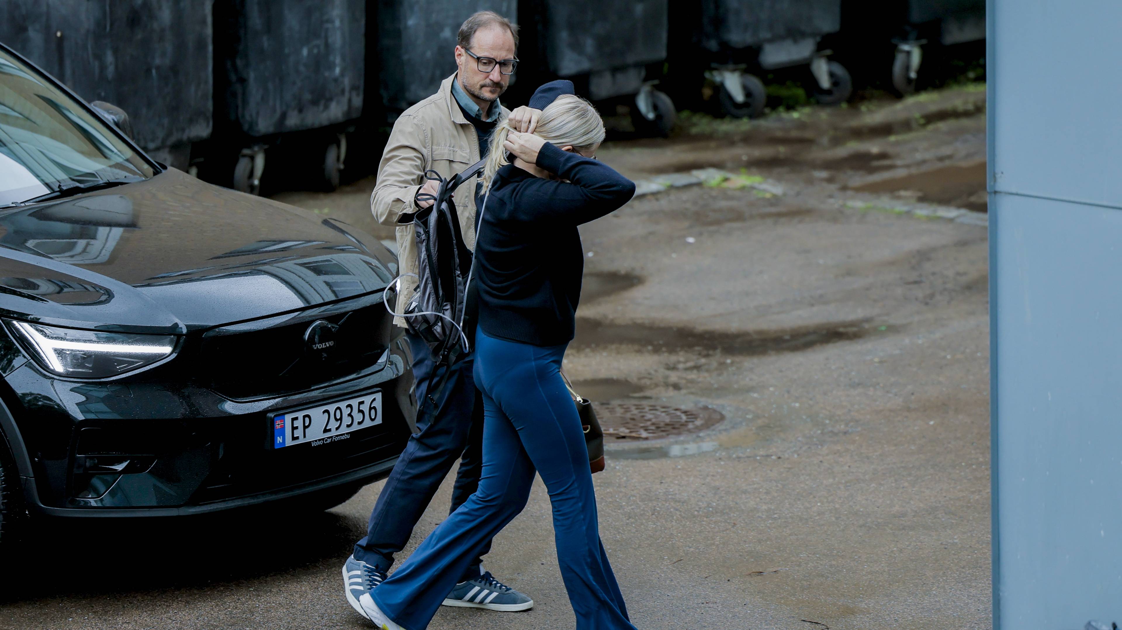 Kronprins Haakon og kronprinsesse Mette-Marit ankommer Rikshospitalet, kronprinsessen bærer en oksygenmaskin i en ryggsekk