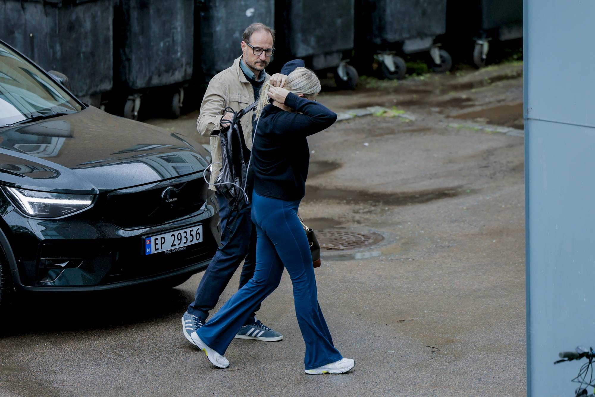 Kronprins Haakon og kronprinsesse Mette-Marit ankommer Rikshospitalet, kronprinsessen bærer en oksygenmaskin i en ryggsekk