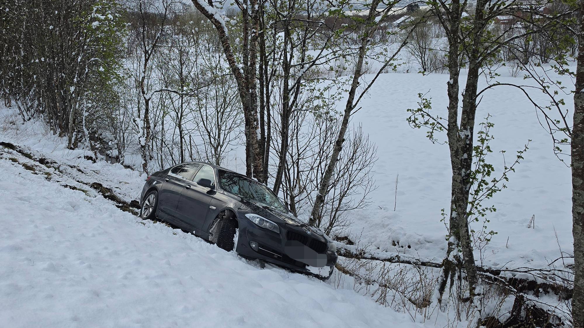 En bil som kjørte av veien. Det er snødekt på veien 