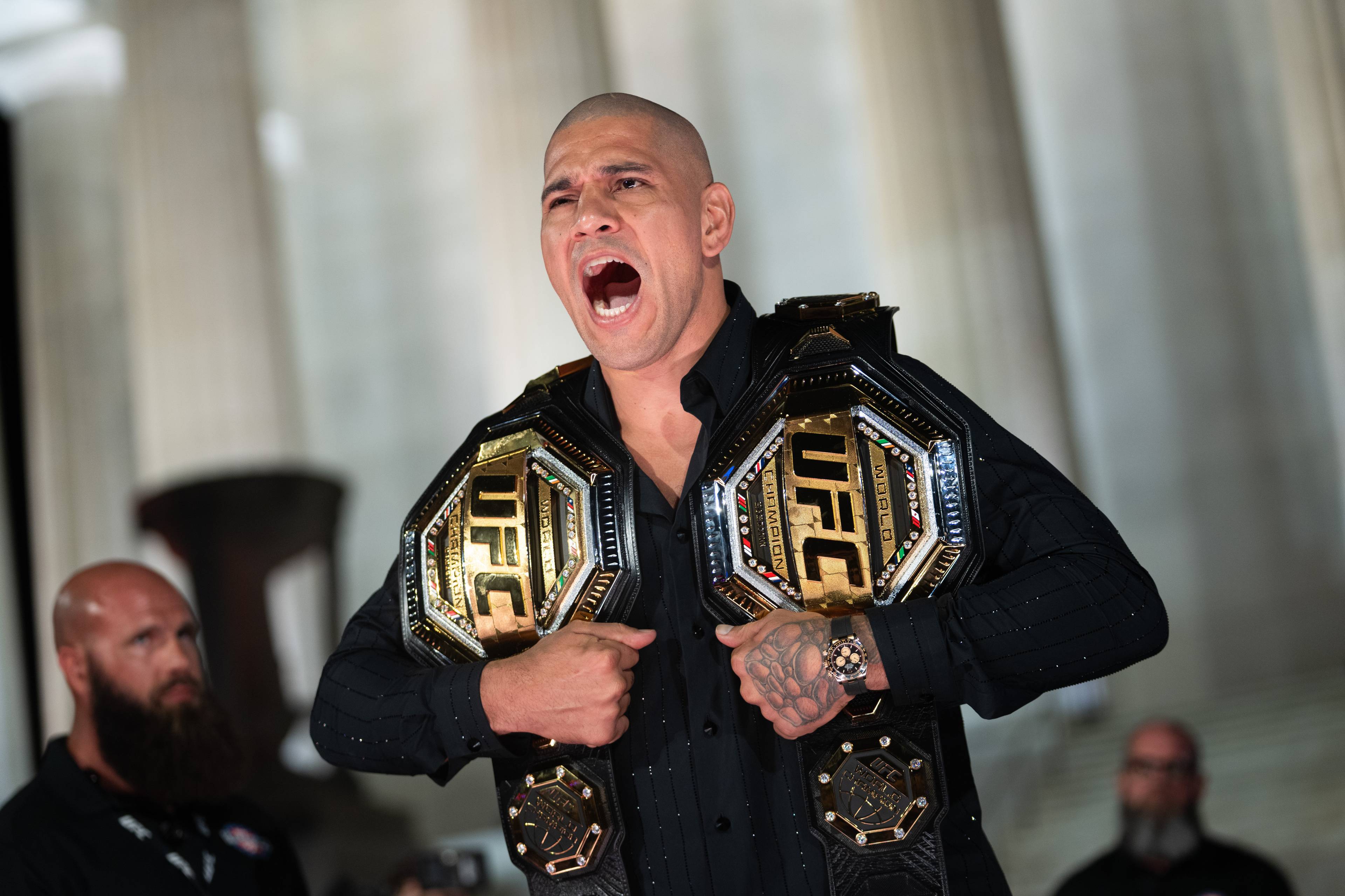 Alex Pereira med UFC-belter