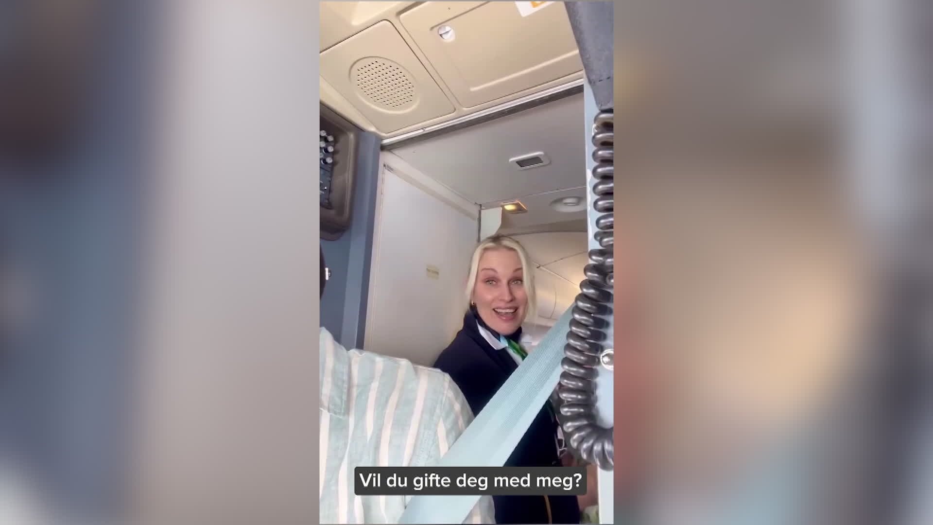 ヴィデローエのパイロット、ロルフさん、最後のフライトで客室乗務員にプロポーズ – NRK Nordland