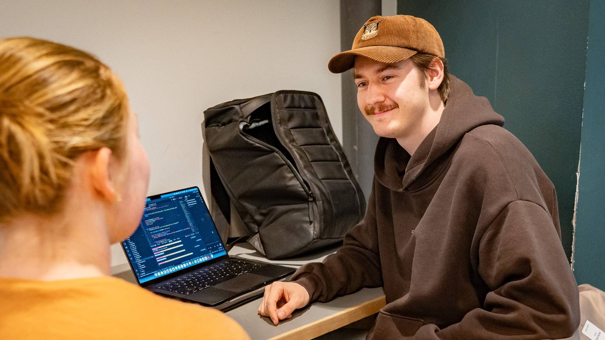 Mads Bårnes og medstudent på NTNU.