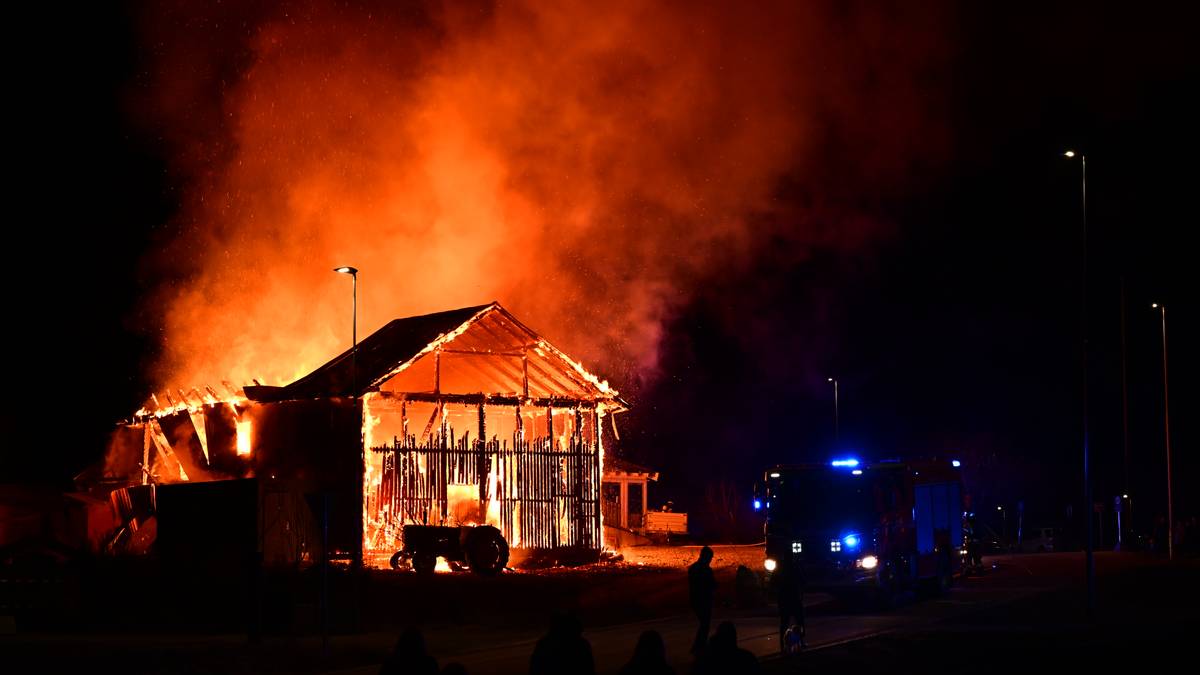 Låve brant ned i Løten – brann flere steder