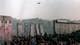 Scanpix Muren åpnes i Berlin i Tyskland, 1989. Foto av muren som er delt opp, og en fugl som flyr over den åpne muren ved den nye grenseovergangen ved Potsdammer Platz.