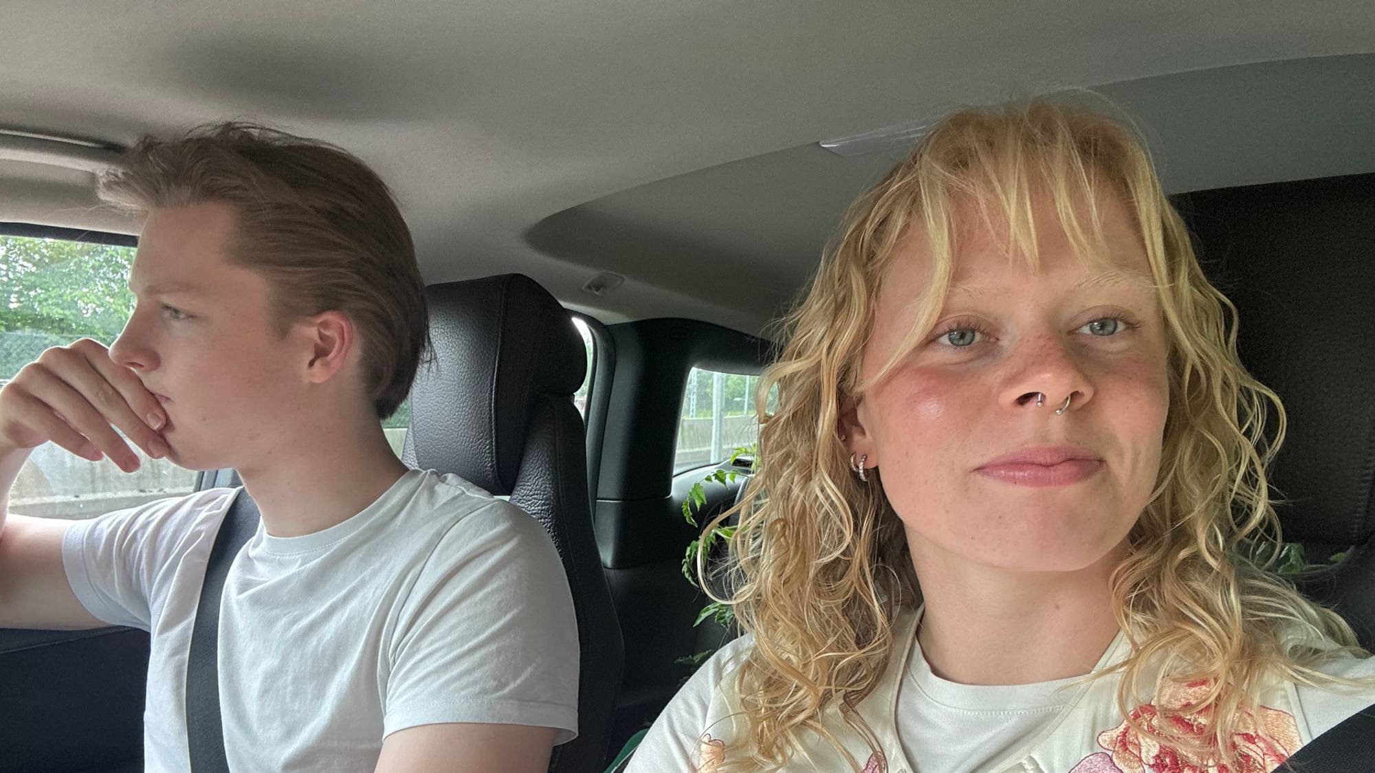 To personer i en bil