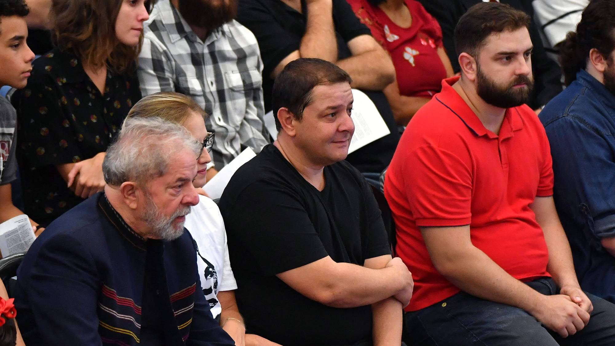 Fabio Luis har kallenavnet Lulinha og er president Lula da Silvas eldste sønn (i midten). Han er under etterforskning for korrupsjon. Her avbildet med broren Luis Claudio i rødt, faren og førstedamen Marisa Leticia tilbake i 2018. 