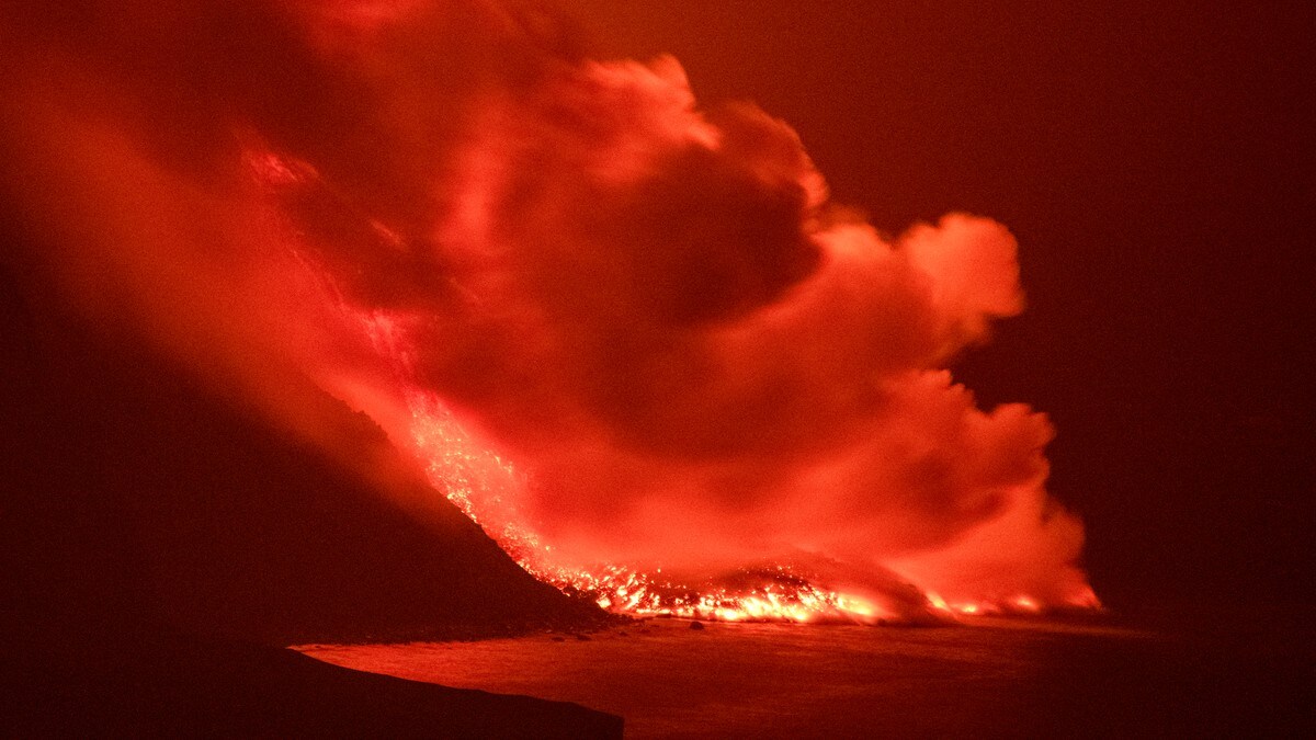 Lava har strømmet ut i havet ved La Palma